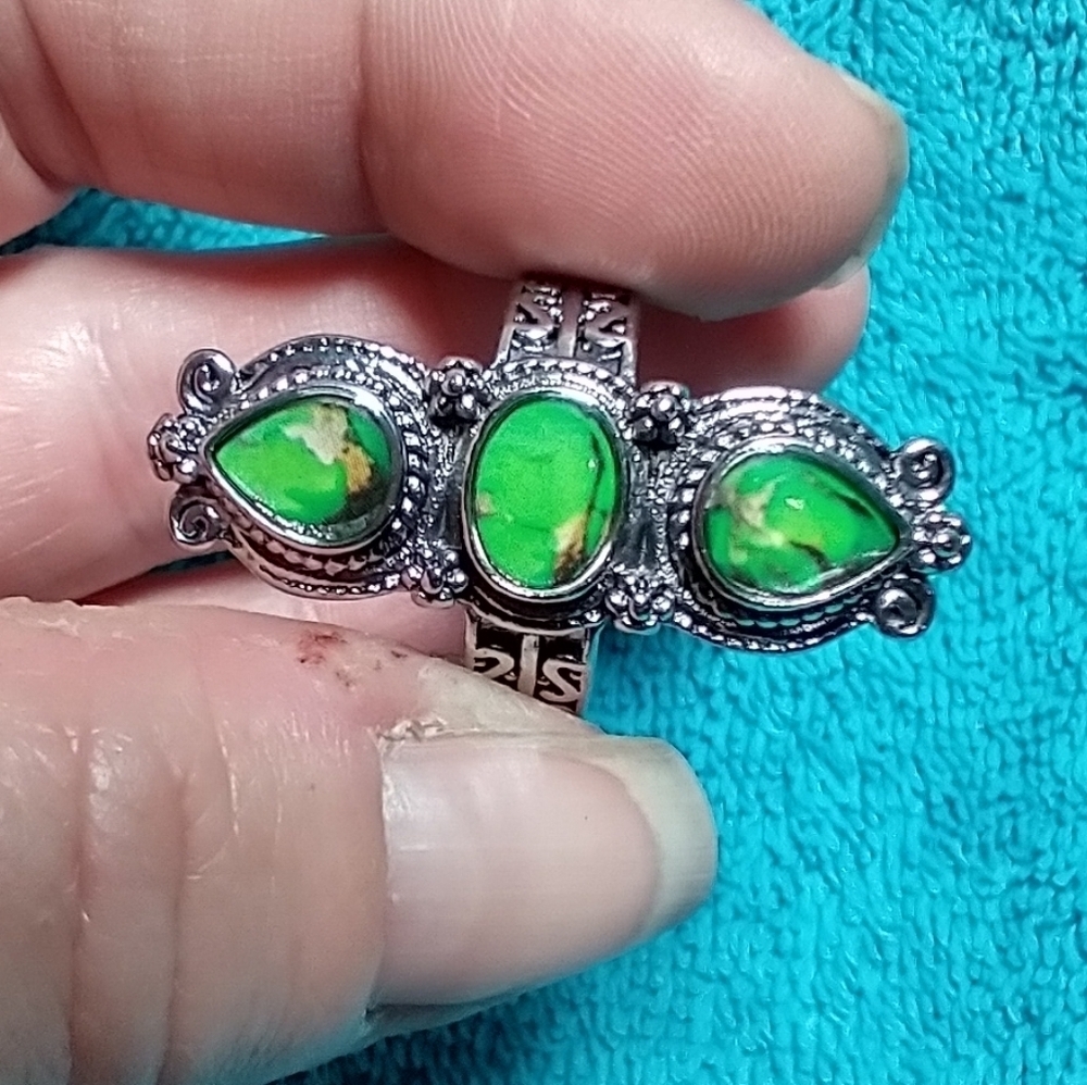 Silvertone green stone large ring decorative band